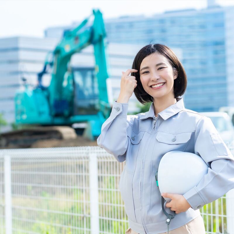 建設現場で働く女性スタッフ_R